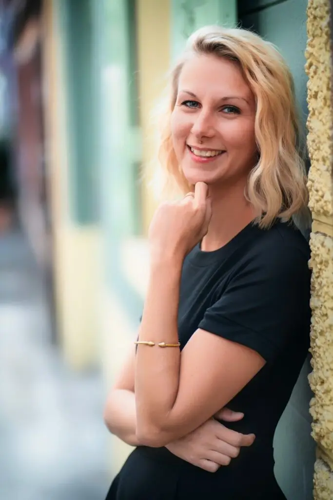 Jaqueline Eschbach Gründerin Jackys Styling Salon lacht freundlich