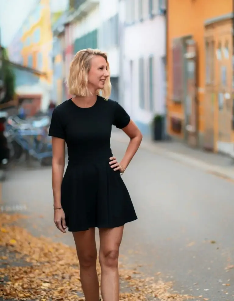 Jaqueline Eschbach Gründerin Jackys Styling Salon in schwarzem Kleid