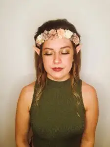 Glitzer Make Up mit Blumenkranz und Elfenohren